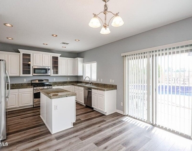 10863 W Washington Street - Photo Thumbnail 5
