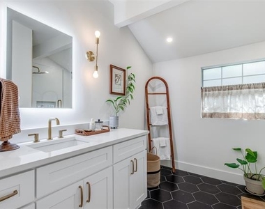 5400 Worth Street - Photo Thumbnail 14