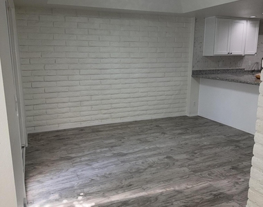 4139 N 78th Place - Photo Thumbnail 2