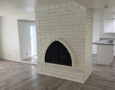 4139 N 78th Place - Photo Thumbnail 4
