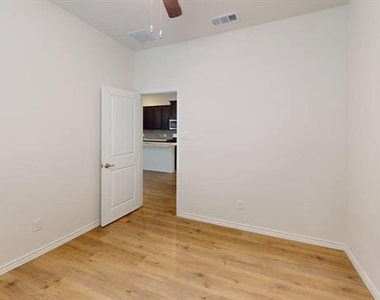 1932 Willie Ray Street - Photo Thumbnail 8
