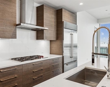 7901 Windrose Avenue - Photo Thumbnail 7