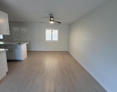 121 E Santa Cruz Drive - Photo Thumbnail 6