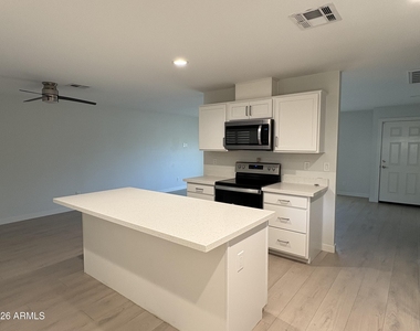 121 E Santa Cruz Drive - Photo Thumbnail 3