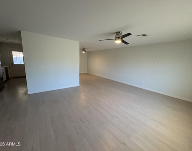 121 E Santa Cruz Drive - Photo Thumbnail 5