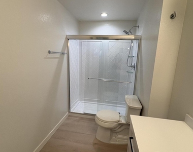 121 E Santa Cruz Drive - Photo Thumbnail 11