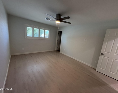 121 E Santa Cruz Drive - Photo Thumbnail 10
