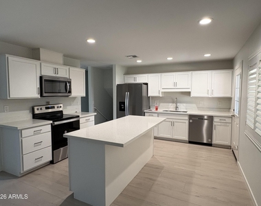 121 E Santa Cruz Drive - Photo Thumbnail 2