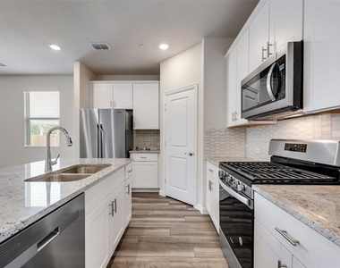 210 Olympus Street - Photo Thumbnail 8
