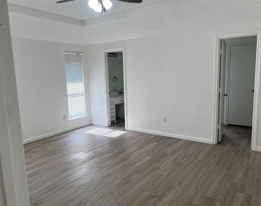 1514 Silverleaf Drive - Photo Thumbnail 12