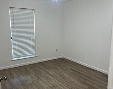 1514 Silverleaf Drive - Photo Thumbnail 17