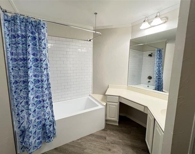10913 Gable Drive - Photo Thumbnail 7