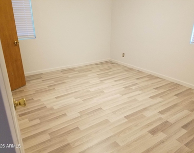 814 E Lamar Road - Photo Thumbnail 9