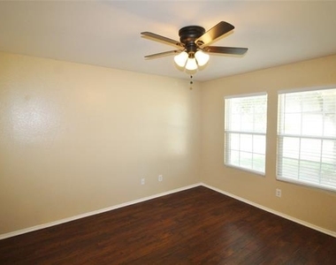 321 Briar Oaks Drive - Photo Thumbnail 13