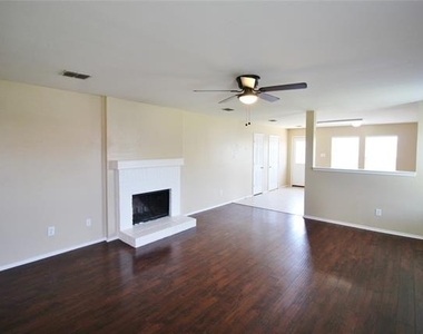 321 Briar Oaks Drive - Photo Thumbnail 2
