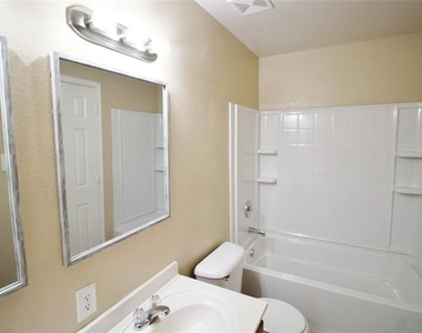 321 Briar Oaks Drive - Photo Thumbnail 10