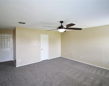 321 Briar Oaks Drive - Photo Thumbnail 7