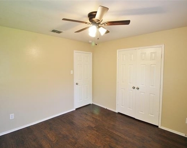 321 Briar Oaks Drive - Photo Thumbnail 12