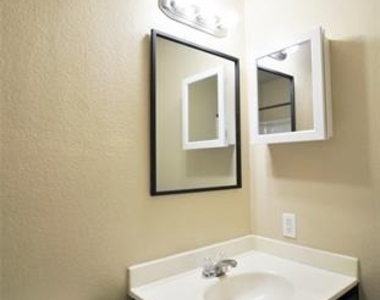321 Briar Oaks Drive - Photo Thumbnail 16