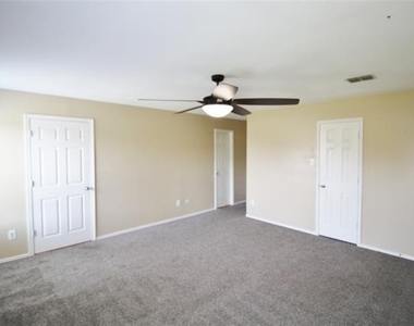 321 Briar Oaks Drive - Photo Thumbnail 8