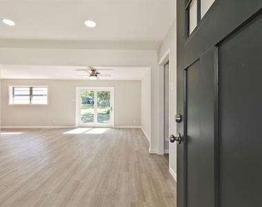 609 S Farmington Road - Photo Thumbnail 3