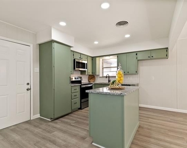 609 S Farmington Road - Photo Thumbnail 7