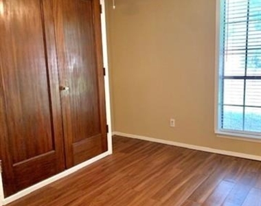 1301 N Knowles Drive - Photo Thumbnail 6