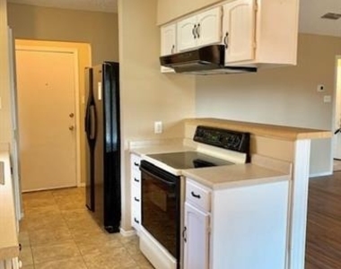 1301 N Knowles Drive - Photo Thumbnail 4