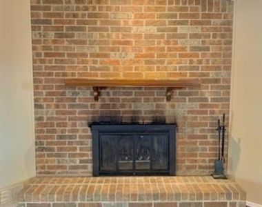 1301 N Knowles Drive - Photo Thumbnail 2