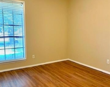 1301 N Knowles Drive - Photo Thumbnail 5