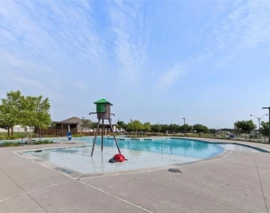 814 Bluewood Street - Photo Thumbnail 16