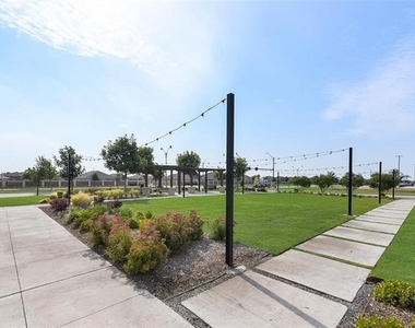 814 Bluewood Street - Photo Thumbnail 14