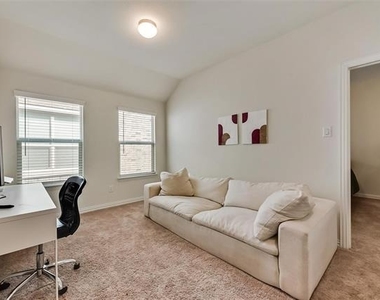 814 Bluewood Street - Photo Thumbnail 7