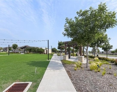 814 Bluewood Street - Photo Thumbnail 15