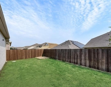814 Bluewood Street - Photo Thumbnail 11