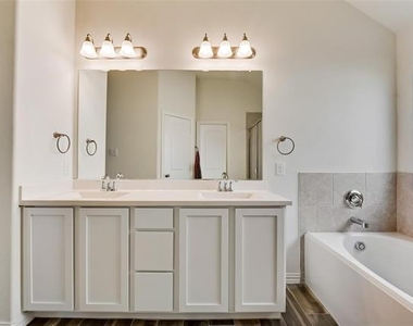 814 Bluewood Street - Photo Thumbnail 10