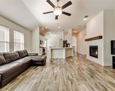 814 Bluewood Street - Photo Thumbnail 5