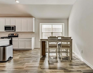 814 Bluewood Street - Photo Thumbnail 2