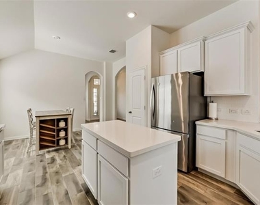 814 Bluewood Street - Photo Thumbnail 3