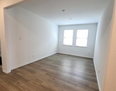 1204 Mimosa Lane - Photo Thumbnail 2