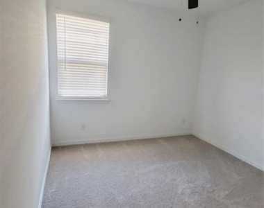 1204 Mimosa Lane - Photo Thumbnail 11