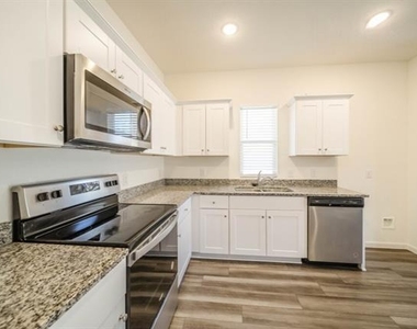808 Juniper Street - Photo Thumbnail 6
