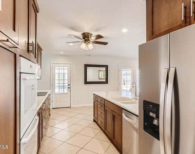 6053 N 22nd Avenue - Photo Thumbnail 5