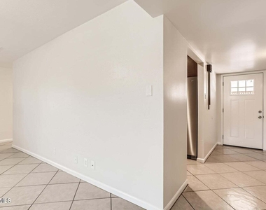 6053 N 22nd Avenue - Photo Thumbnail 7