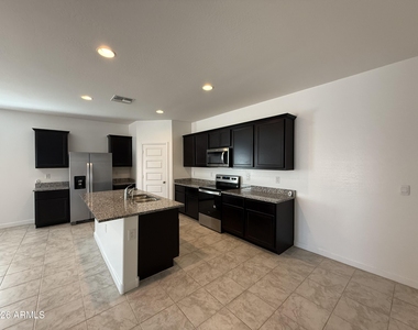 2474 W Sable Avenue - Photo Thumbnail 11