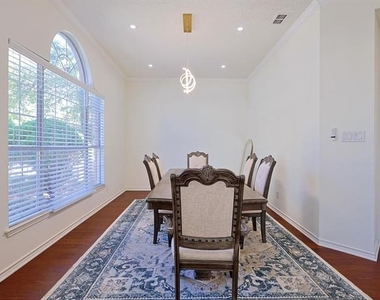 501 Halifax Lane - Photo Thumbnail 4