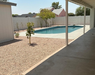 8837 W Highland Avenue - Photo Thumbnail 3