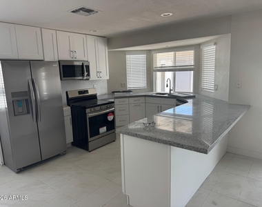 8837 W Highland Avenue - Photo Thumbnail 12