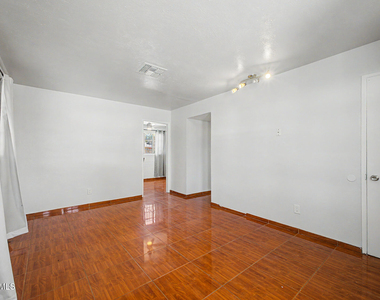 1823 E Sunland Avenue - Photo Thumbnail 5