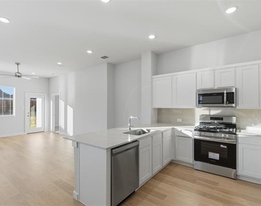 3912 Sandstone Drive - Photo Thumbnail 4